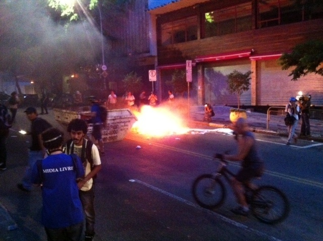 25.jan.2014 - Manifestantes colocam fogo em faixa da Consolação. Região tem protestos contra a realização da Copa do Mundo no Brasil