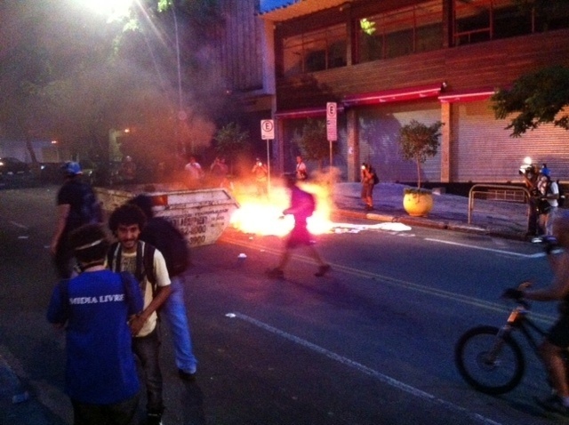 25.jan.2014 - Manifestantes colocam fogo em faixa da Consolação. Região tem protestos contra a realização da Copa do Mundo no Brasil