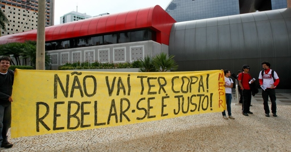 25.jan.2014 - Manifestantes protestam contra a Copa do Mundo no Brasil, em Brasília