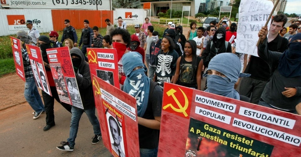 25.jan.2014 - Manifestantes protestam contra a Copa do Mundo no Brasil, em Brasília
