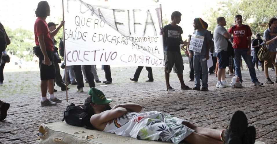 25.jan.2014 - No vão livre do Masp, manifestantes protestam contra a realização da Copa do Mundo