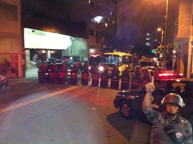 25.jan.2014 - Polícia se prepara para retirar detidos após manifestação em São Paulo