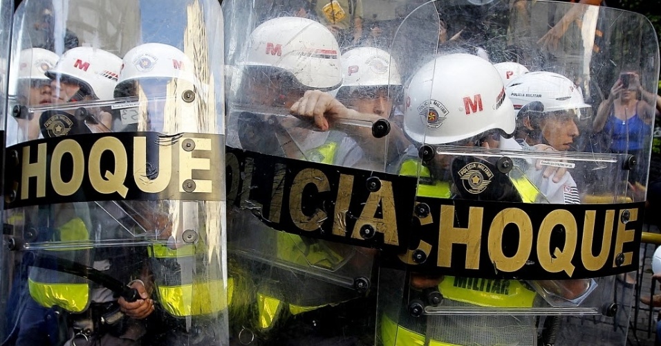 25.jan.2014 - Policiais fazem barreira durante protesto na avenida Paulista contra a realização da Copa do Mundo