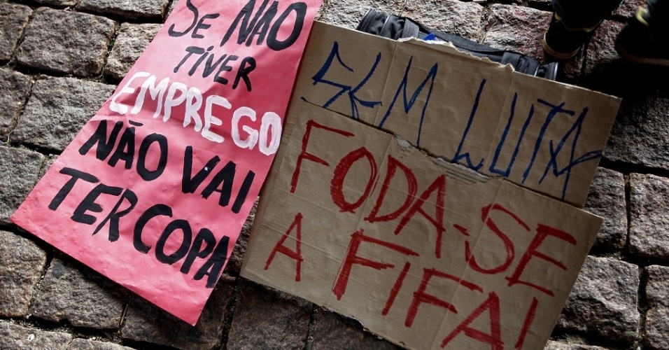 25.jan.2014 - Protesto contra a Copa do Mundo no Brasil é realizado na avenida Paulista