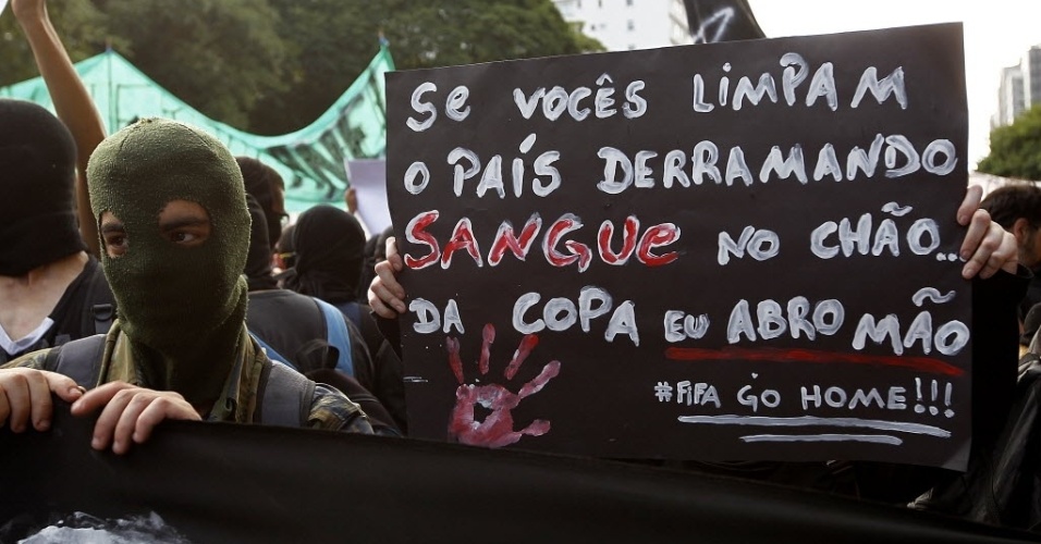 25.jan.2014 - Manifestantes carregam cartazes contra a realização da Copa do Mundo no Brasil em protesto na avenida Paulista