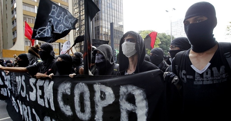 25.jan.2014 - Protesto contra a Copa do Mundo no Brasil é realizado na avenida Paulista