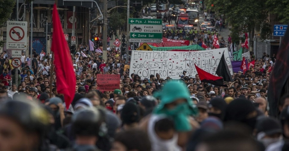 25.jan.2014 - Protesto contra a Copa do Mundo no Brasil é realizado na região da avenida Paulista