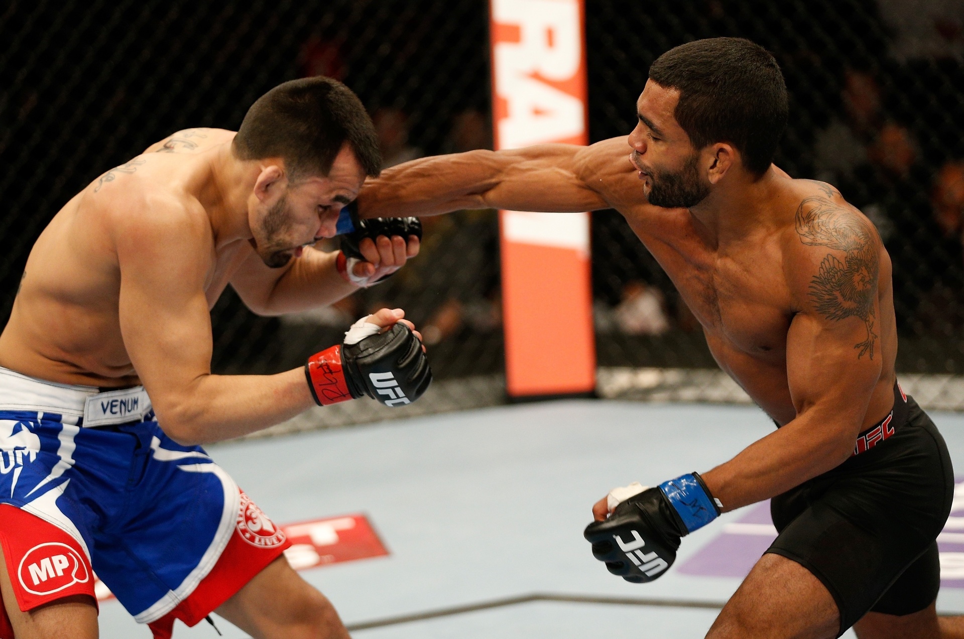 25.jan.2014 - Wolverine golpeia Ramiro Hernandez no UFC on FOX 10. O brasileiro venceu o combate por decisão unânime - Josh Hedges/Zuffa LLC/Contributor