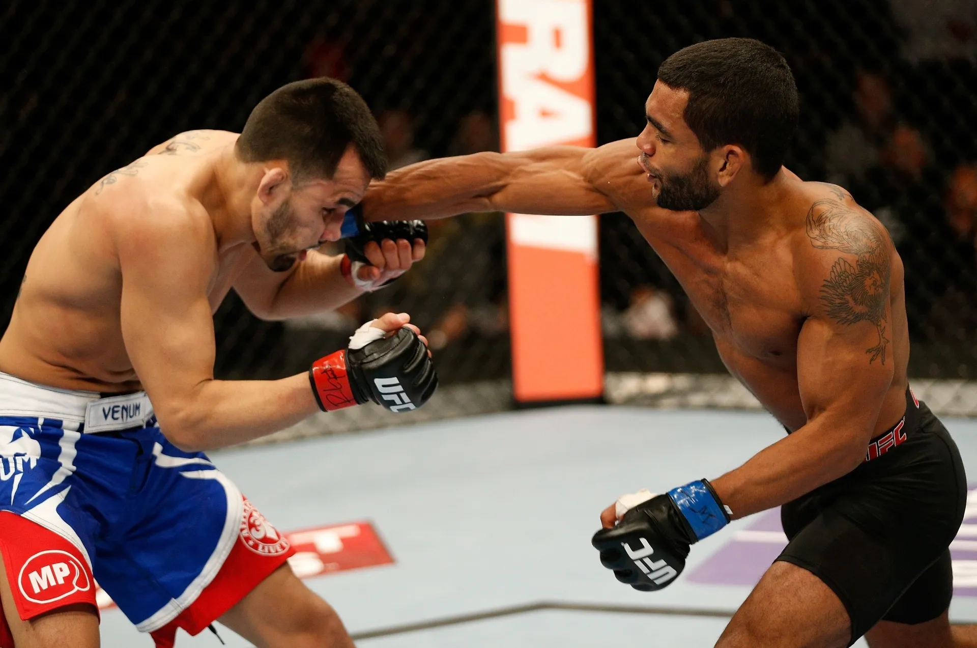25.jan.2014 - Wolverine golpeia Ramiro Hernandez no UFC on FOX 10. O brasileiro venceu o combate por decisão unânime - Josh Hedges/Zuffa LLC/Contributor