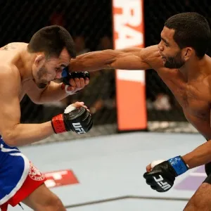 25.jan.2014 - Wolverine golpeia Ramiro Hernandez no UFC on FOX 10. O brasileiro venceu o combate por decisão unânime - Josh Hedges/Zuffa LLC/Contributor