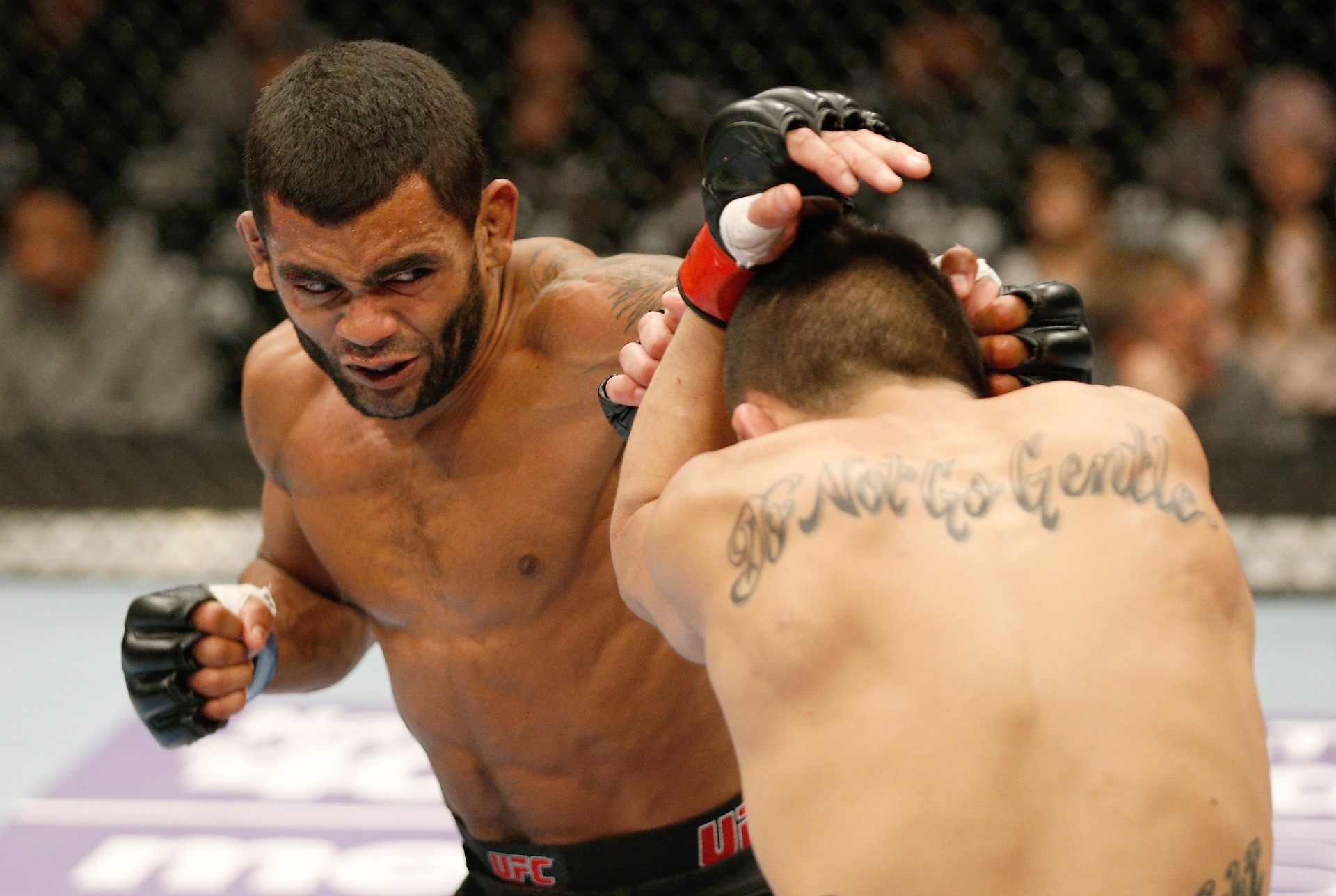 25.jan.2014 - Wolverine golpeia Ramiro Hernandez no UFC on FOX 10. O brasileiro venceu o combate por decisão unânime - Josh Hedges/Zuffa LLC/Contributor