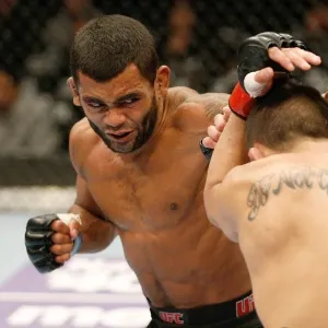 25.jan.2014 - Wolverine golpeia Ramiro Hernandez no UFC on FOX 10. O brasileiro venceu o combate por decisão unânime - Josh Hedges/Zuffa LLC/Contributor