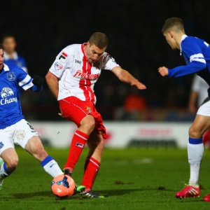 Costarriquenho Bryan Oviedo, do Everton, quebra a perna em lance da Copa da Inglaterra, contra o Stevenage - undefined