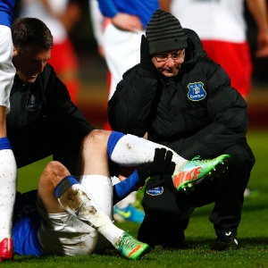 Costarriquenho Bryan Oviedo, do Everton, quebra a perna em lance da Copa da Inglaterra, contra o Stevenage - undefined