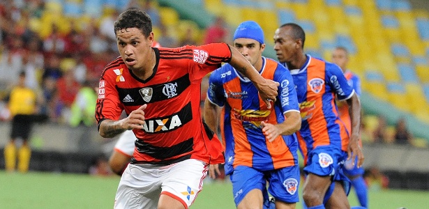 Carlos Eduardo conduz bola durante jogo entre Flamengo e Duque de Caxias, pelo Carioca - Alexandre Vidal/Fla Imagem