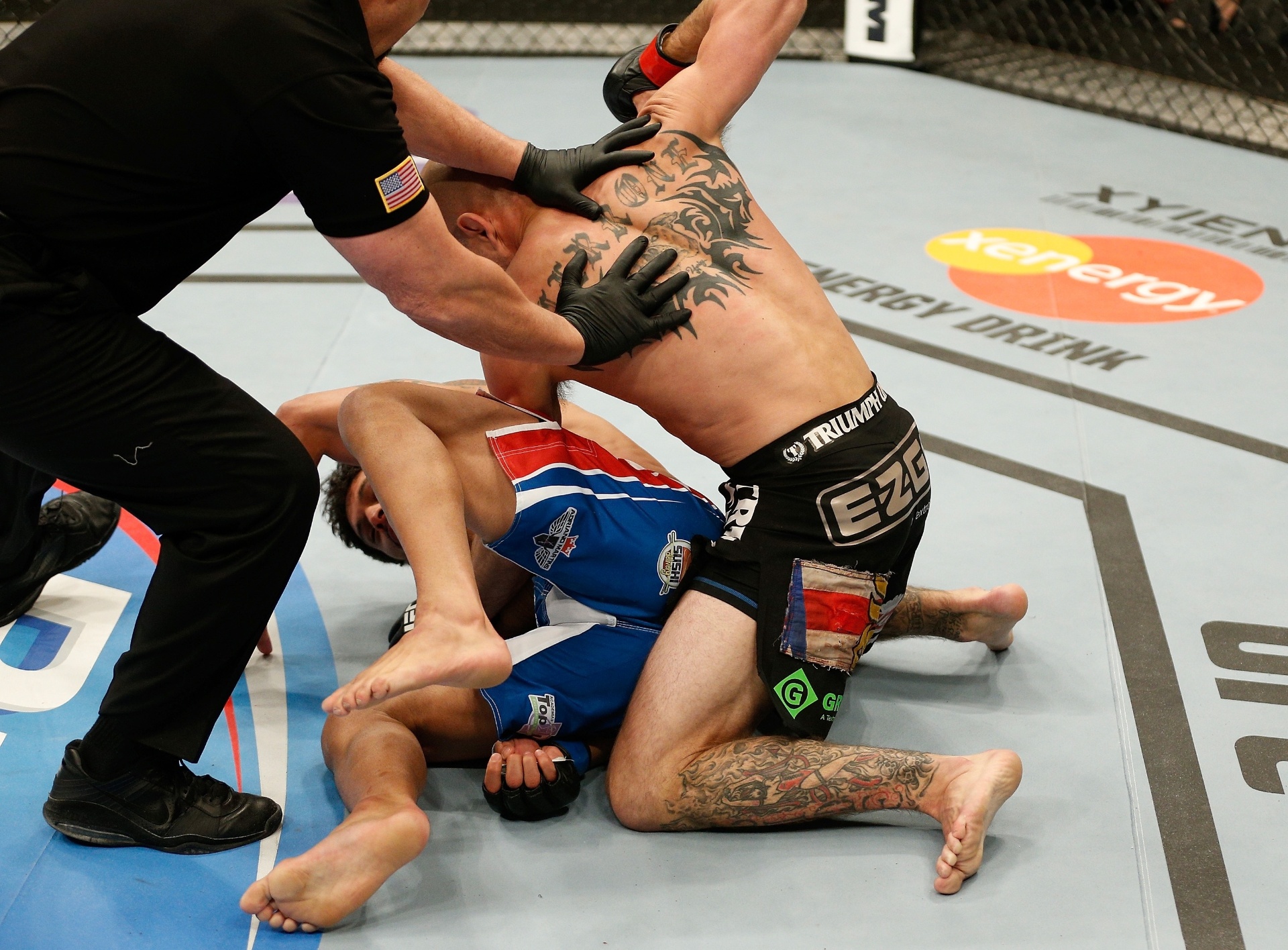 25.jan.2014 - Árbitro separa Donald Cerrone do brasileiro Adriano Martins no UFC on FOX 10 - Josh Hedges/Zuffa LLC/Contributor