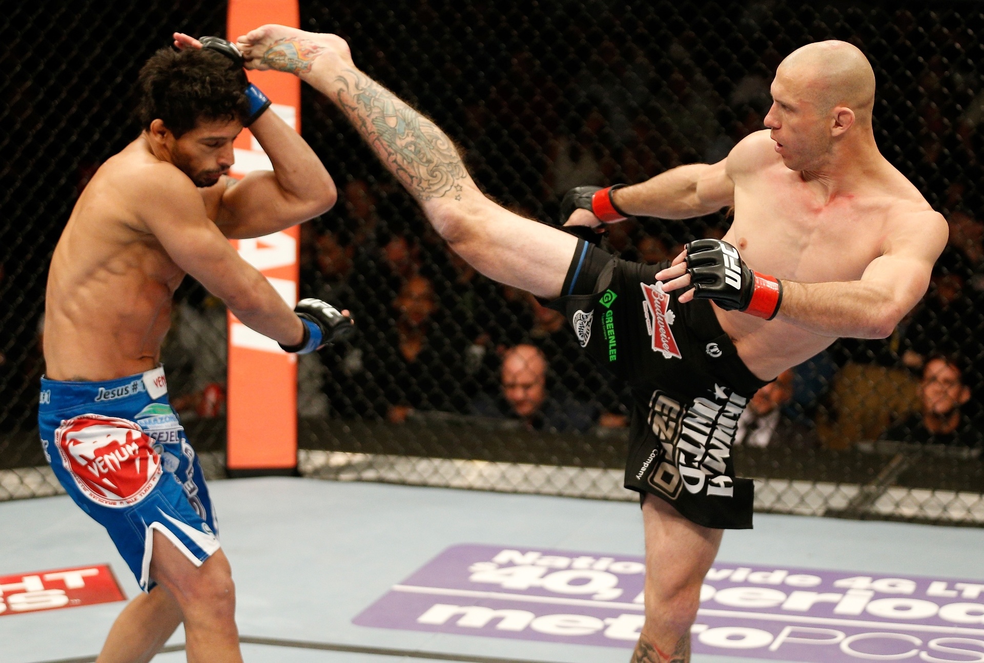 25.jan.2014 - Donald Cerrone chuta o brasileiro Adriano Martins no UFC on FOX 10 - Josh Hedges/Zuffa LLC/Contributor