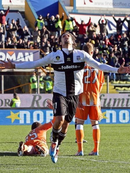 26jan2014 - Amauri comemora gol do Parma sobre o Udinese, neste domingo, no Campeonato Italiano - EFE/EPA/ELISABETTA BARACCHI