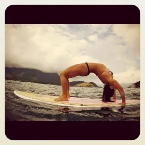A campeã brasileira de supwave se diverte praticando yoga no seu sup - Roberta Borsari/Arquivo Pessoal