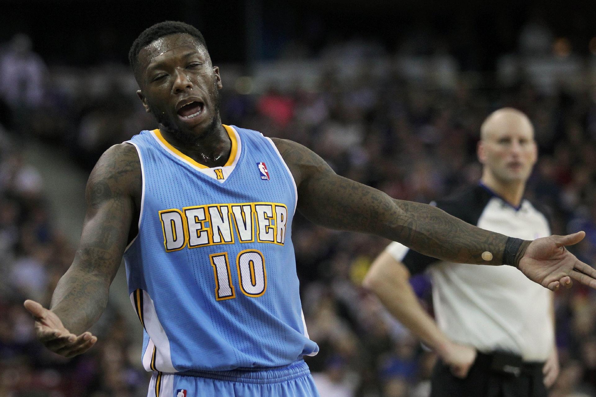Nate Robinson, do Denver Nuggets, reclama de marcação de falta na vitória de seu time sobre o Sacramento Kings por 125 a 117