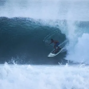 O técnico de surf Tiago Reis encara as ondas da praia de Maresias em São Paulo - Roberta Borsari/Arquivo Pessoal