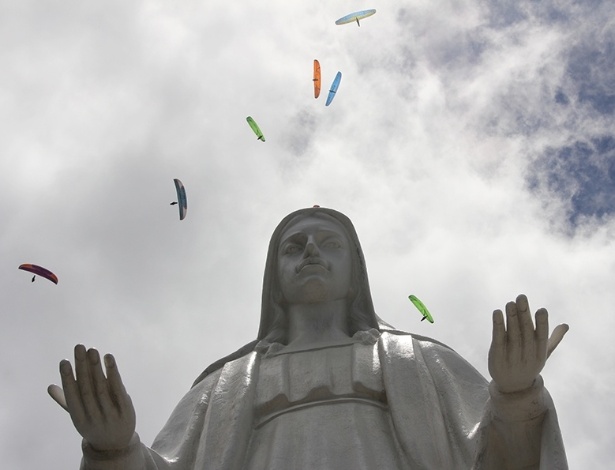Pilotos de parapente sobrevoam estátua de santa em Governador Valadares durante o Mundial - Sérgio Kawakami China/ Airboysystem/Divulgação