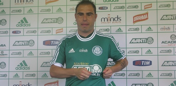 28.jan.2014 - Meia Bruno César posa com a camisa do Palmeiras - Mauricio Duarte/UOL