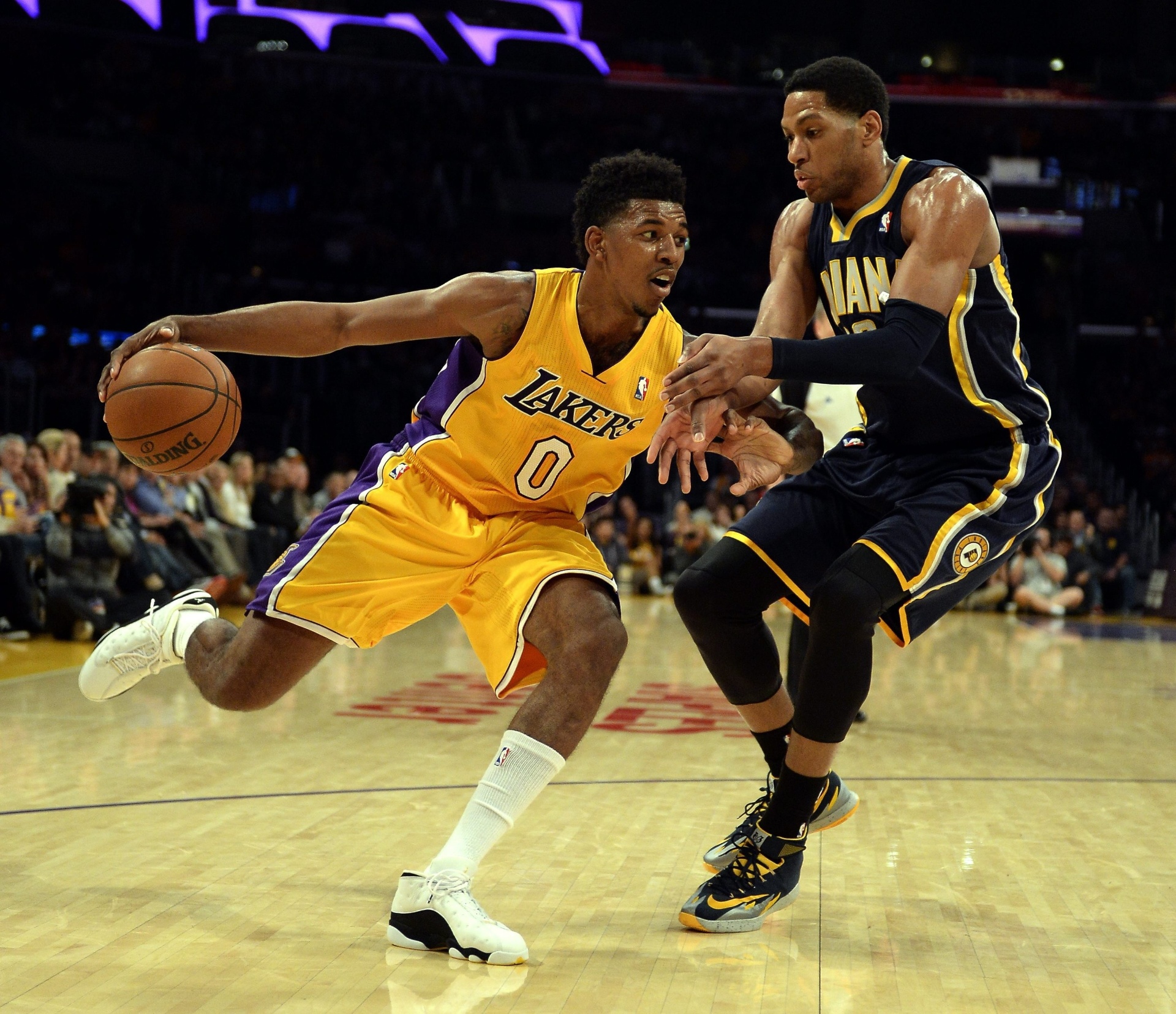 28.jan.2014 - Nick Young tenta reduzir a vantagem do Indiana Pacers sobre o seu Los Angeles Lakers, mas o time da Califórnia acabou derrotado