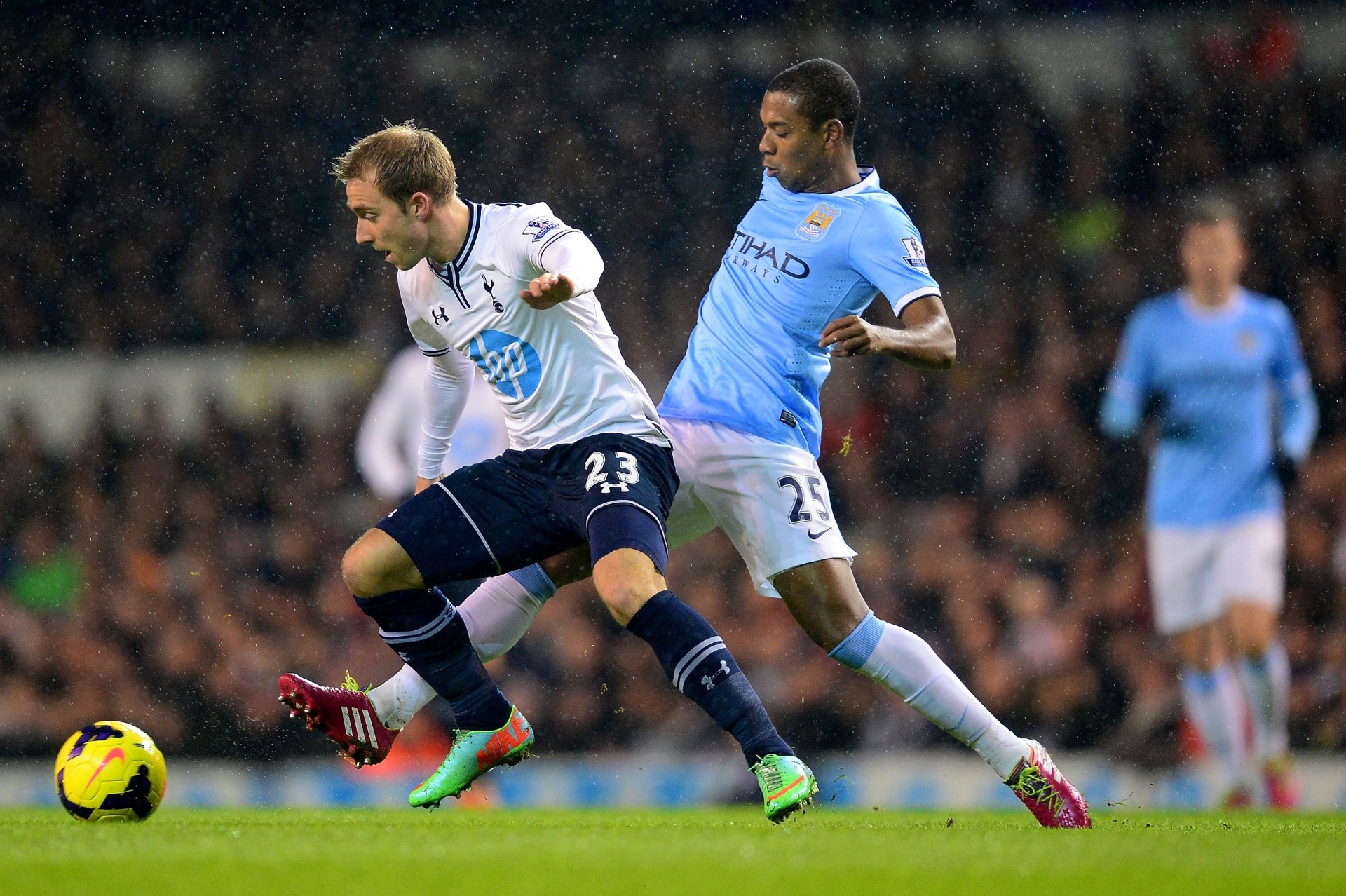 29. jan. 2014 - Brasileiro Fernandinho briga pela bola com Eriksen em jogo do Manchester City contra o Tottenham pelo Campeonato Inglês - Jamie McDonald/Getty Images