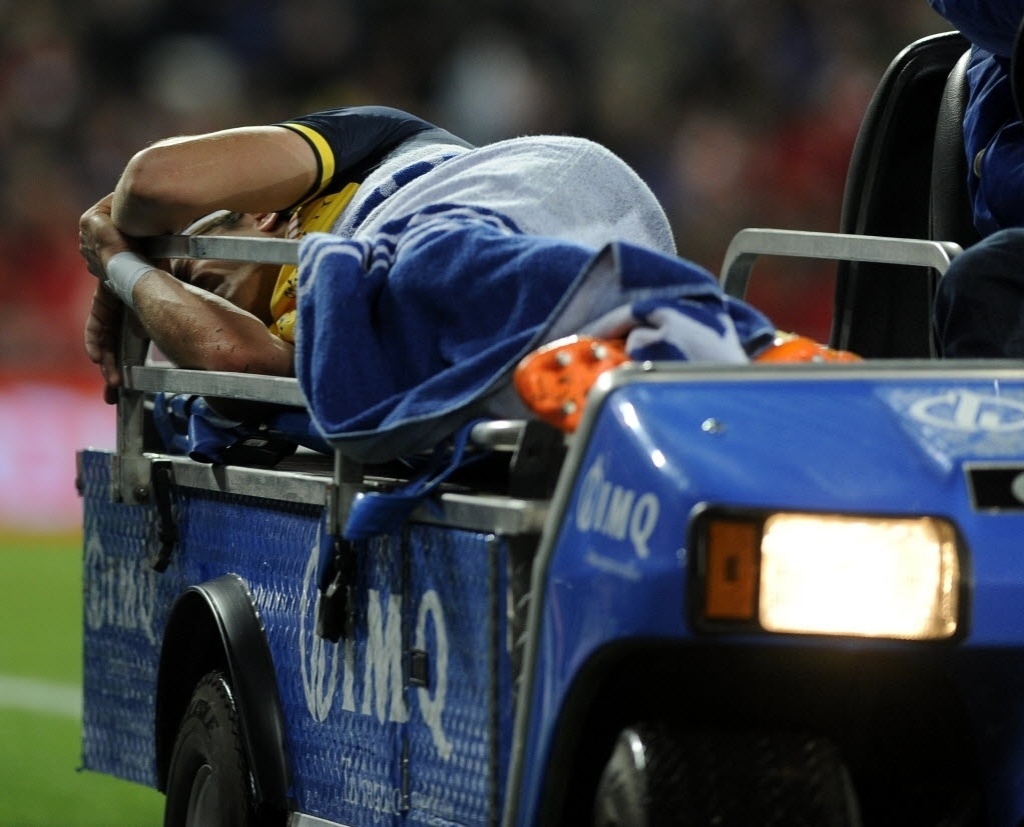 29. jan. 2014 - Brasileiro Filipe Luis, do Atlético de Madri, é atendido de maca após se machucar em partida contra o Athletic Bilbao, pela Copa do Rei - AFP PHOTO / RAFA RIVAS