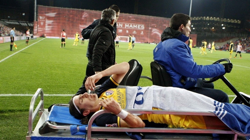 29. jan. 2014 - Brasileiro Filipe Luis, do Atlético de Madri, é atendido de maca após se machucar em partida contra o Athletic Bilbao, pela Copa do Rei - EFE/Luis Tejido