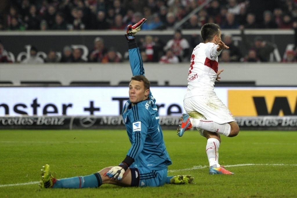 29. jan. 2014 - Goleiro do Bayern de Munique, Manuel Neuer, protesta contra o gol de Vedad Ibisevic, pelo Stuttgart, em jogo pelo Campeonato Alemão - AFP PHOTO / THOMAS KIENZLE
