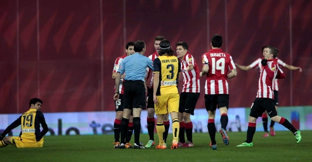 29. jan. 2014 - Jogadores do Athletic Bilbao protestam contra cartão amarelo para Aymeric Laporte por falta dura no brasileiro Diego Costa, em partida pela Copa do Rei - EFE/Luis Tejido
