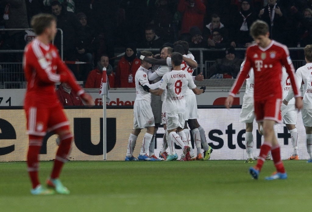 29. jan. 2014 - Jogadores do Stuttgart comemoram gol marcado contra o Bayern de Munique pelo Campeonato Alemão - REUTERS/Michaela Rehle