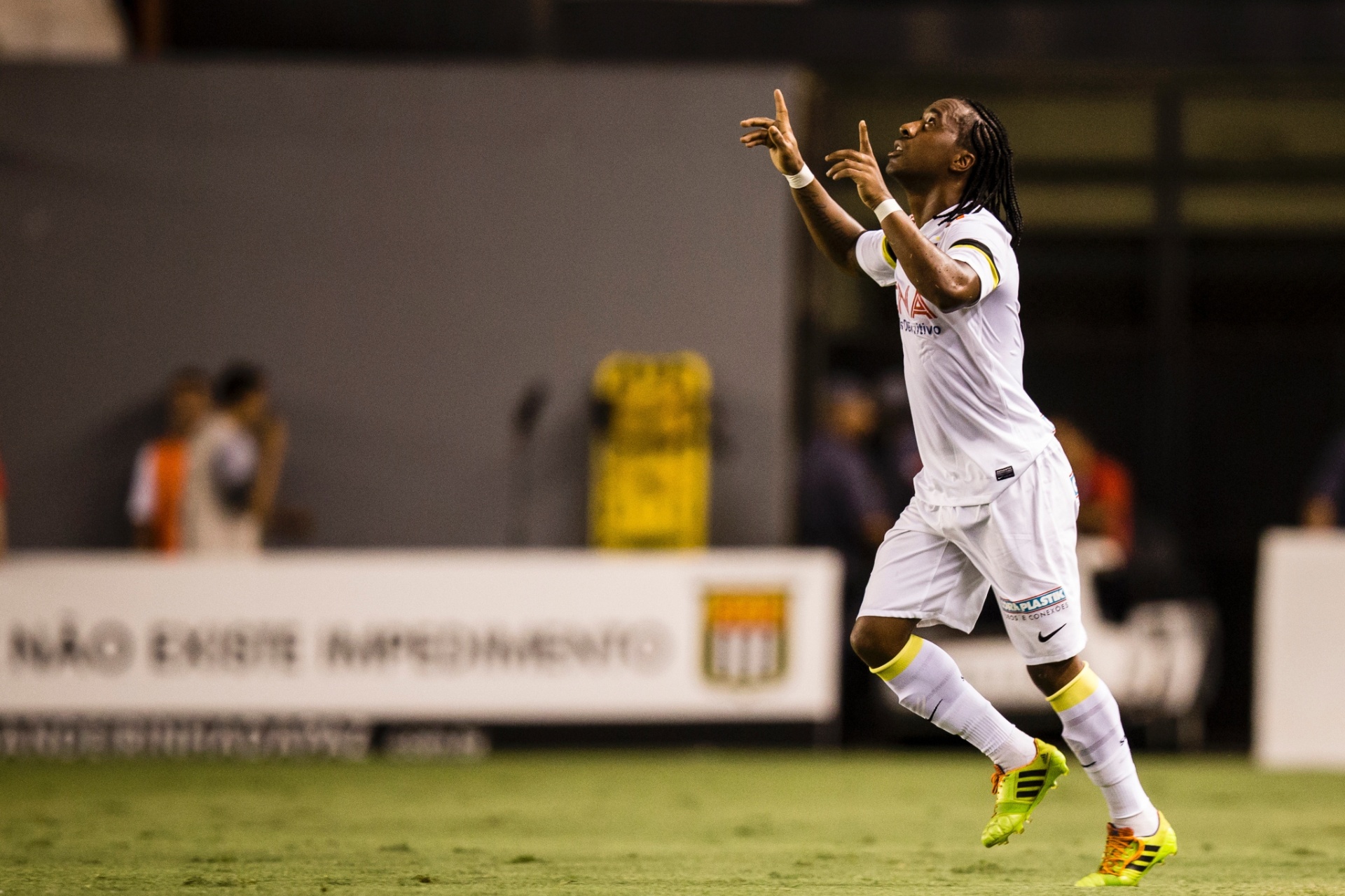 29.jan.2014 - Arouca comemora primeiro gol do Santos sobre o Corinthians - Adriano Vizoni/Folhapress, ESPORTES