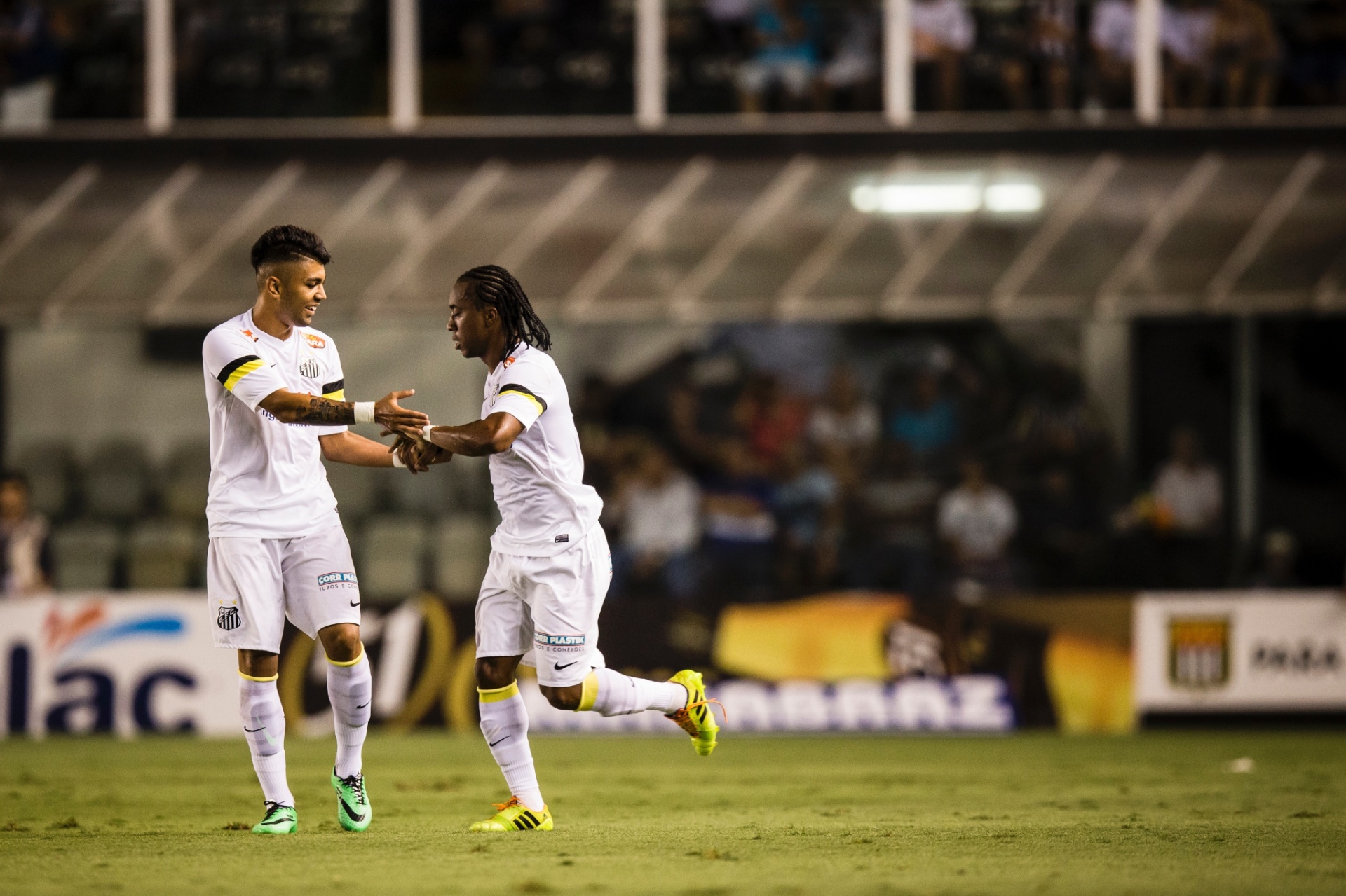 29.jan.2014 - Arouca e Gabigol comemoram gol do Santos sobre o Corinthians - Adriano Vizoni/Folhapress, ESPORTES