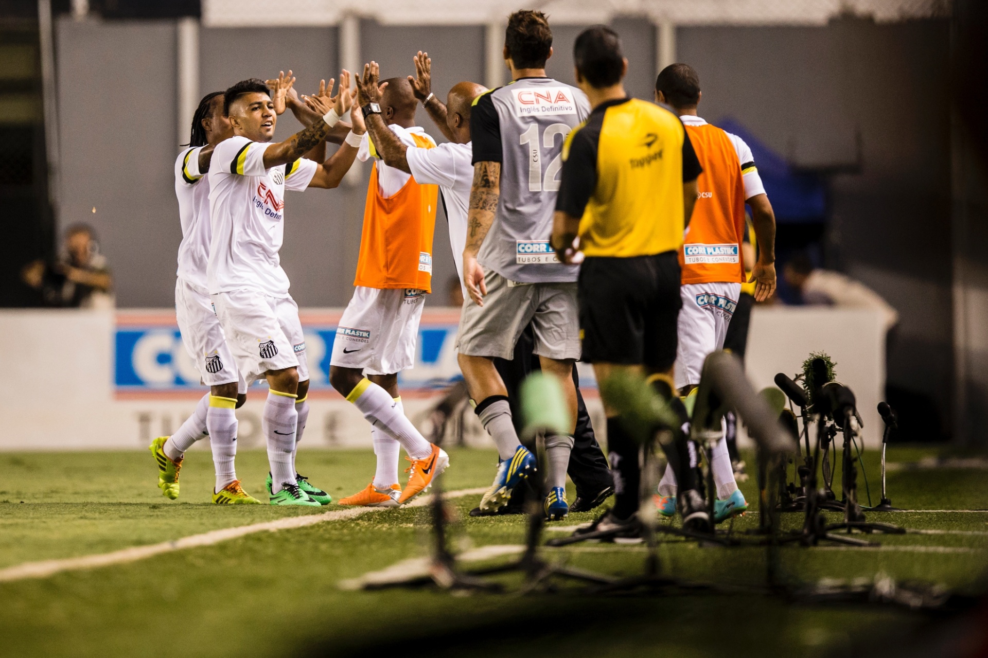 29.jan.2014 - Jogadores do Santos comemoram o gol de Arouca sobre o Corinthians pelo Campeonato Paulista - Adriano Vizoni/Folhapress, ESPORTES