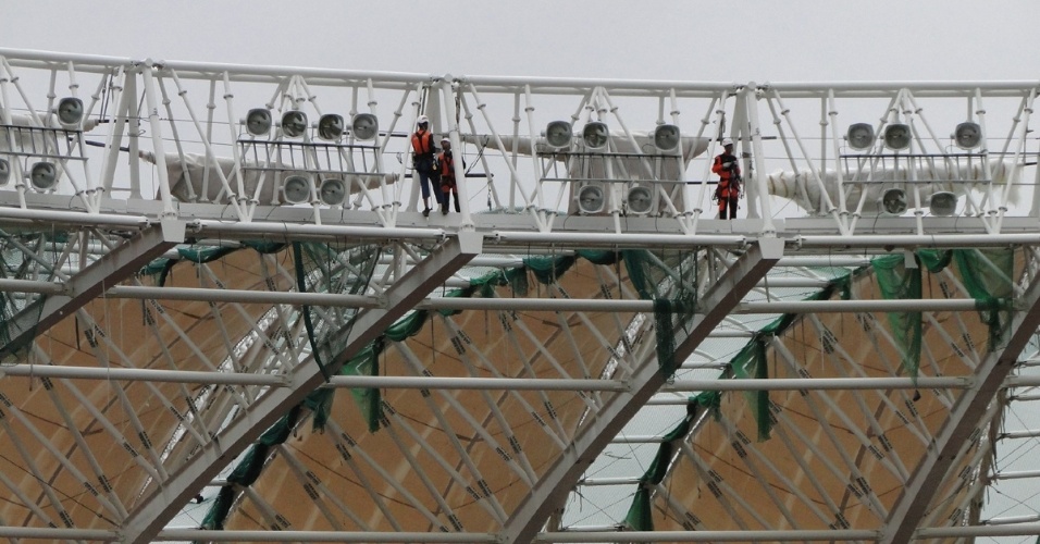 Alpinistas contratados pela construtora AG instalando os refletores do estádio Beira-Rio após interdição da DRT/RS (25/01/2014)