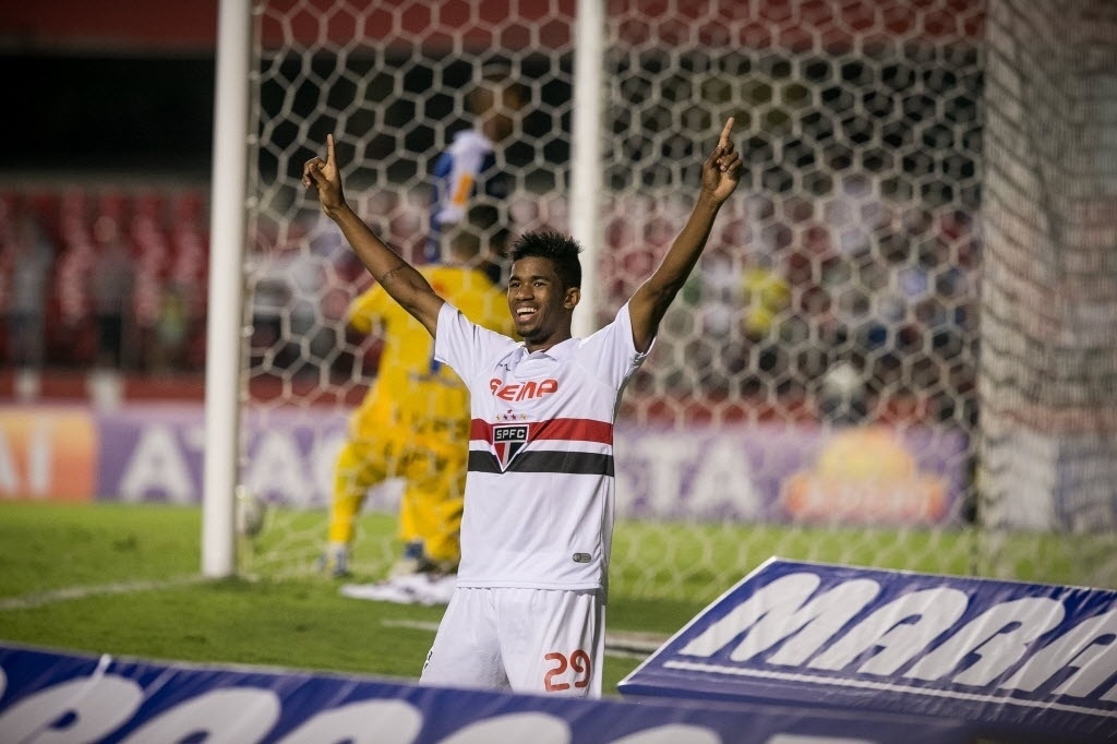 29.jan.2014 - Ewandro comemora o 5° gol do São Paulo sobre o Rio Claro - Rodrigo Capote/UOL