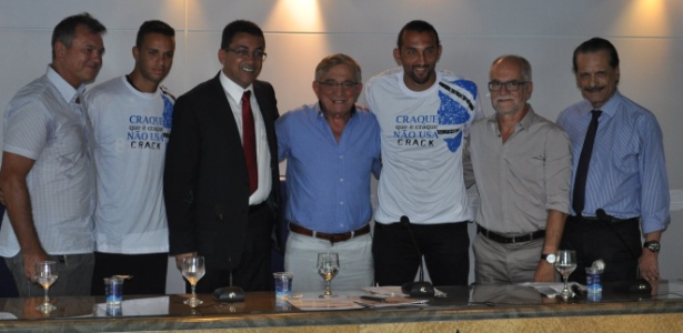 Presidente Fábio Koff (centro) com Barcos (d) no lançamento de campanha do Grêmio - Marinho Saldanha/UOL Esporte