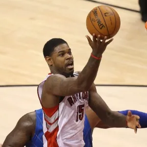 30.jan.2014 - Amir Johnson, do Toronto Raptors, sobe para bandeja durante jogo contra o Orlando Magic - Tom Szczerbowski-USA TODAY Sports