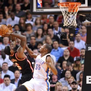 30.jan.2014 - LeBron James tem marcação cerrada de Kevin Durant durante jogo entre Heat e Thunder - Steve Mitchell-USA TODAY Sports