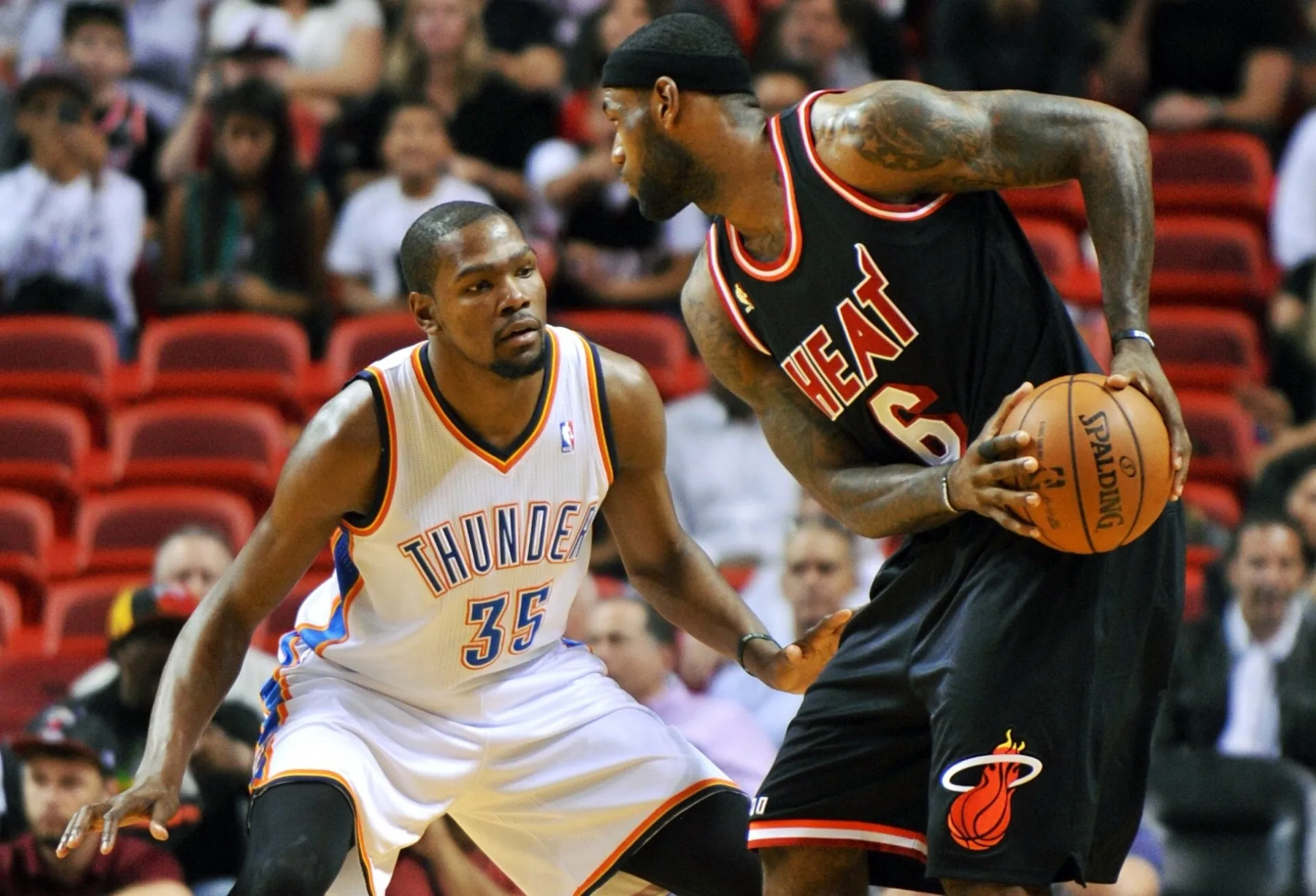 30.jan.2014 - LeBron James tenta encarar a marcação de Kevin Durant durante jogo entre Heat e Thunder - Steve Mitchell-USA TODAY Sports