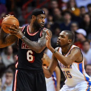 30.jan.2014 - LeBron James tenta proteger a bola de Kevin Durant durante jogo entre Heat e Thunder - Steve Mitchell-USA TODAY Sports