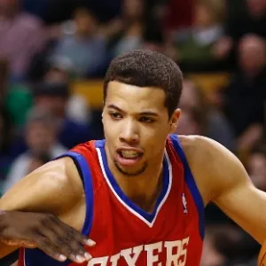 30.jan.2014 - Michael Carter-Williams, dos Sixers, tenta vencer a marcação de Jeff Green, do Boston Celtics - Mark L. Baer-USA TODAY Sports