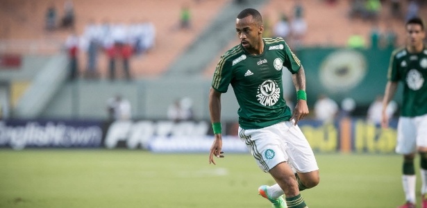 Wesley domina a bola para o Palmeiras no duelo com o Penapolense - Rodrigo Capote/UOL