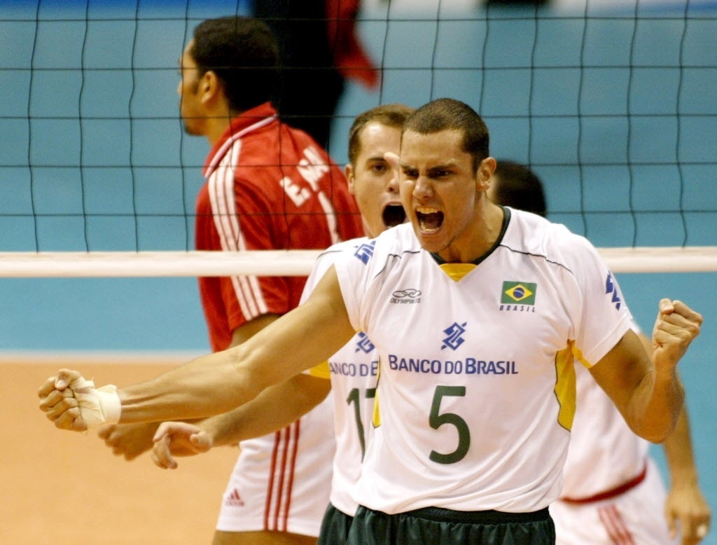 31.jan.2014 - Central Henrique celebra ponto pela seleção brasileira de vôlei em jogo contra o Egito, válido pelo Mundial de 2002 - Reuters