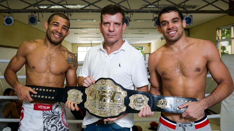 Campeões do UFC José Aldo e Renan Barão com o treinador Dedé Pederneiras ao centro - Alexandre Loureiro/Inovafoto/Divulgação