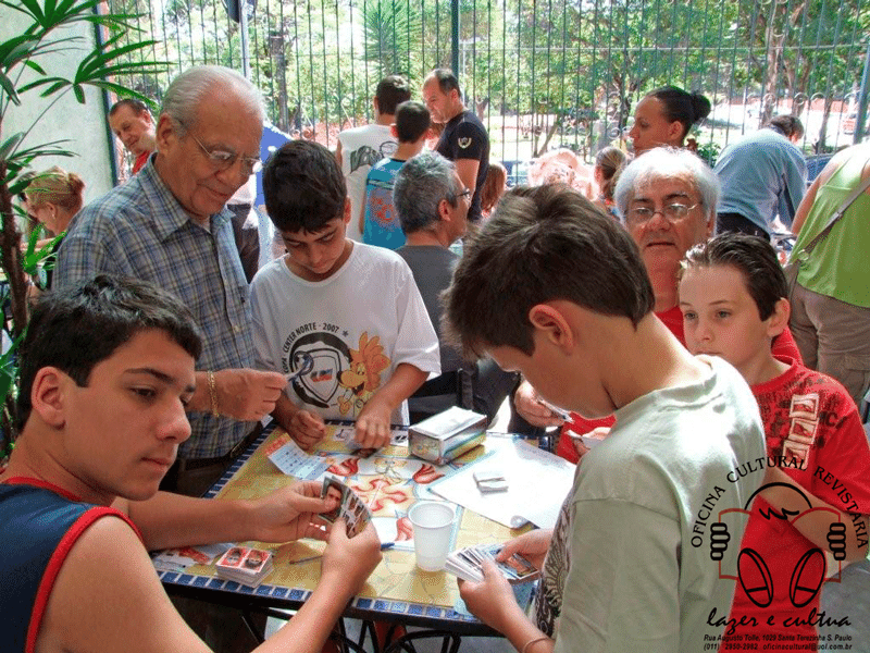 Colecionadores de várias gerações se encontraram em banca de jornais em São Paulo para trocar figurinhas, em 2010