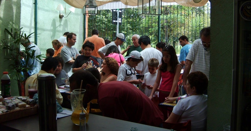 Dono de banca de São Paulo montou uma estrutura para colecionadores trocarem cromos e recebeu até 200 pessoas por sábado em 2010